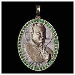 Medalha religiosa de São Afonso em prata de Lei cravejada de esmeraldas mista