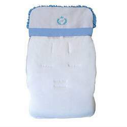 Capa de Carrinho Bordada com a Inicial do Bebê Branca com Azul Bebê 100% Algodão