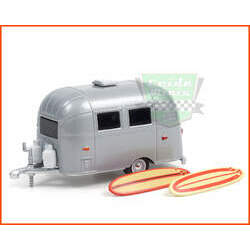 Miniatura Airstream 16' Bambi With Surfboards - Kitched Homes - Greenlight - escala 1/64