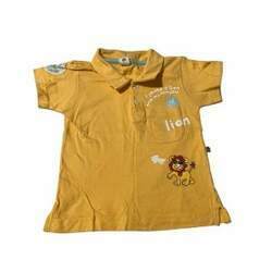 Camisa polo amarela leão, bolso escrita branca 6-9M