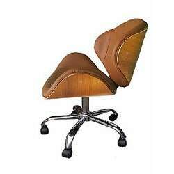 Cadeira Home Office revestida em couro NATURAL (100%) e detalhes em madeira ( cor Freijó ) Modelo LV40BECMFCOUNAT com base estrela cromada e rodizios anti-risco Lv Estofados