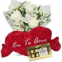 Mini Buquê com 6 Rosas Brancas e Astromélias Branca Chocolate 8un Coração Grande Eu Te Amo 48x52