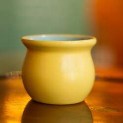 Cuia de cerâmica amarela